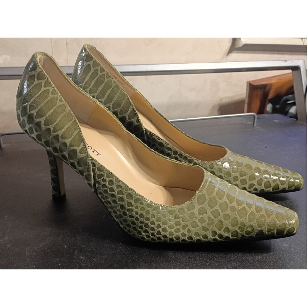 Karen Scott Marlo Pumps 8M Olive Sage Green Embossed Leather Pointed Toe Heels - Picture 12 of 12